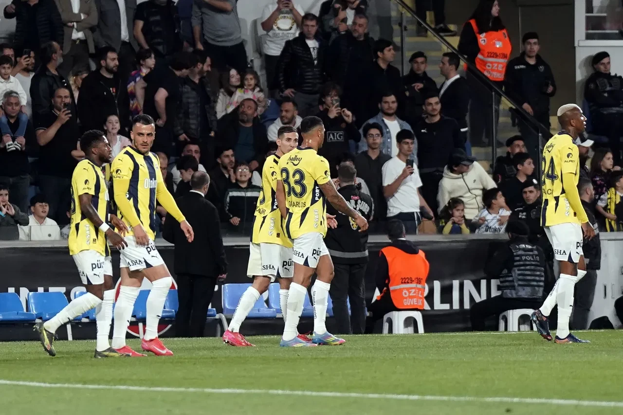 Başakşehir Fenerbahçe maç sonucu kaç kaç? Tadic ve Talisca kavgası maça damga vurdu