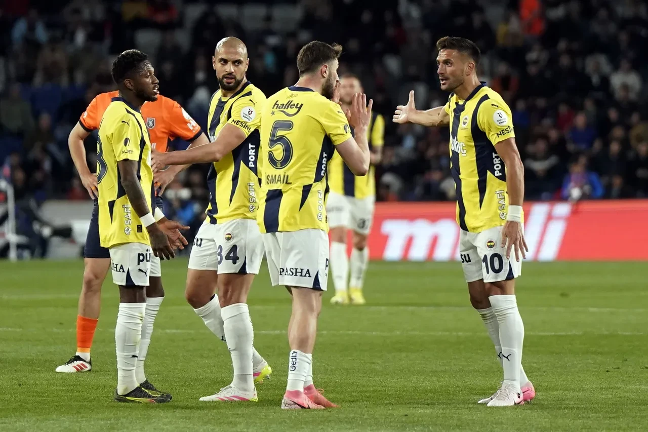 Başakşehir Fenerbahçe maç sonucu kaç kaç? Tadic ve Talisca kavgası maça damga vurdu