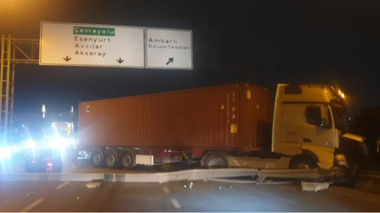 Beylikdüzü’nde tır kontrolden çıkıp ortalığı savaş alanına çevirdi: Ölü ve yaralılar var!