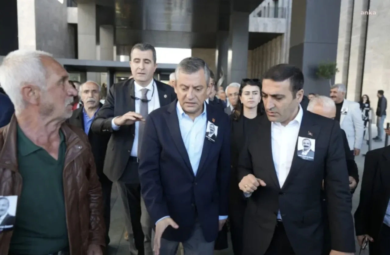 CHP, Özgür Özel'e yapılan yumruklu saldırı sonrası 'komisyon kurulsun' demişti! sadece 14 kişi katıldı