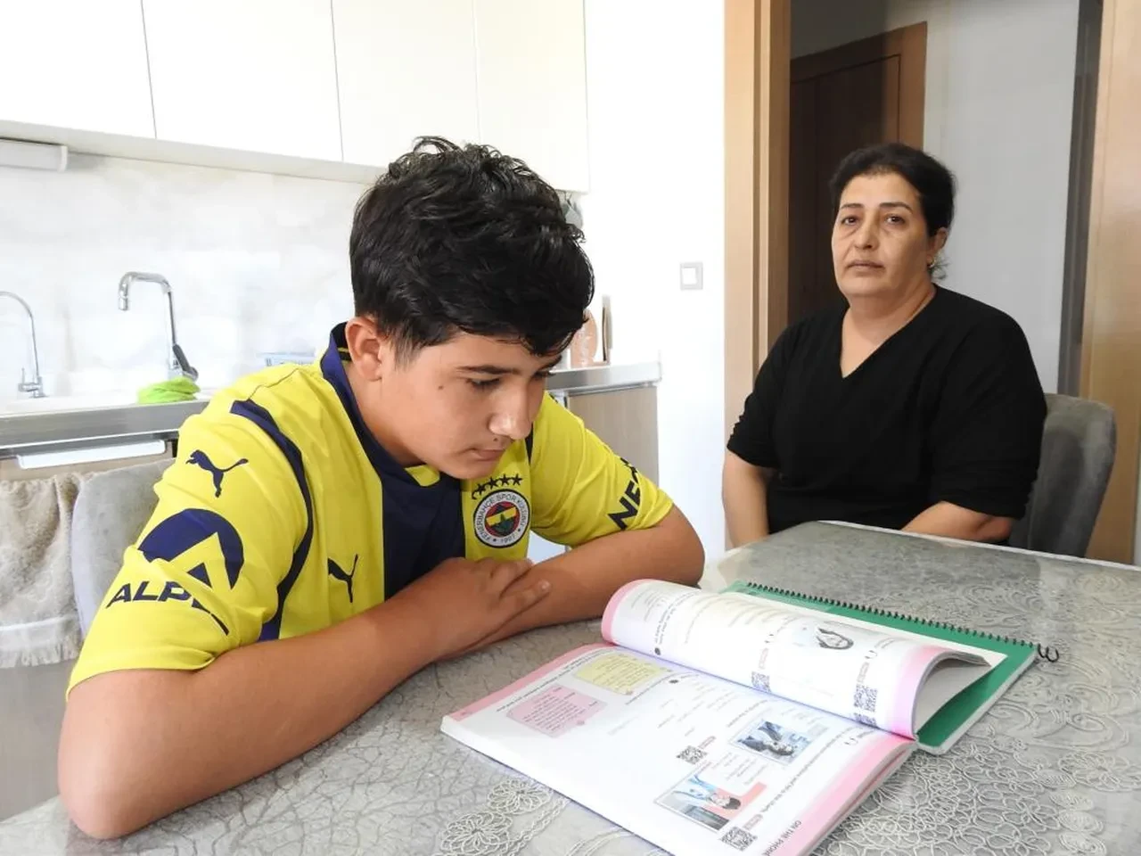 Gaziantep'te evleri yıkılan depremzeler TOKİ tarafından yapılan yeni konutlarında güvende ve mutlu