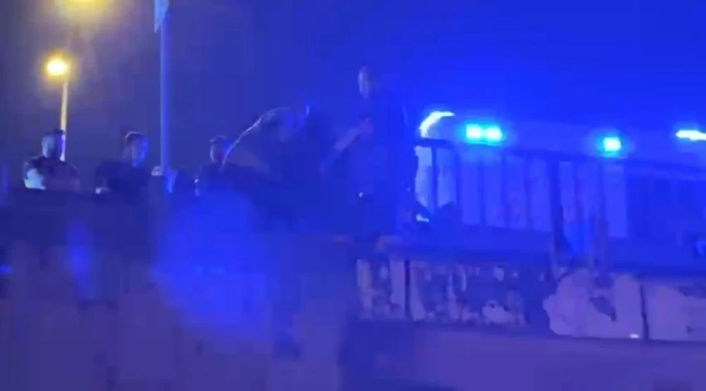 Sevgilisiyle tartıştı köprüye çıktı