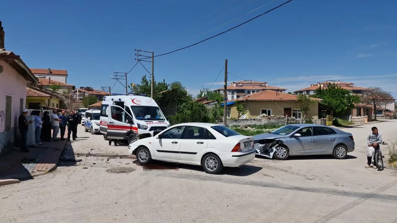 İki otomobil kafa kafaya çarpıştı: Çok sayıda yaralı var