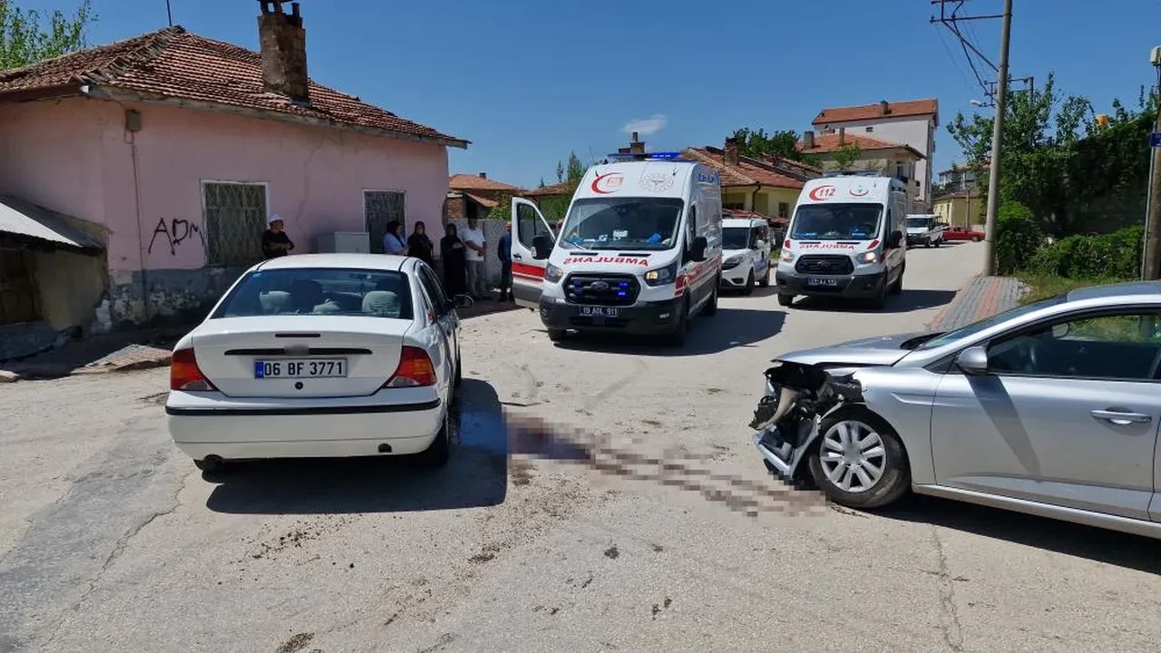 İki otomobil kafa kafaya çarpıştı: Çok sayıda yaralı var