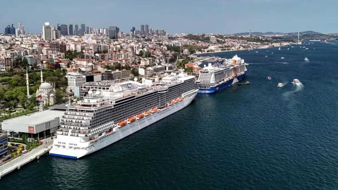 İstanbul Boğazı’nda iki dev misafir! Galataport Limanı'na demirleyen gemiler havadan görüntülendi 