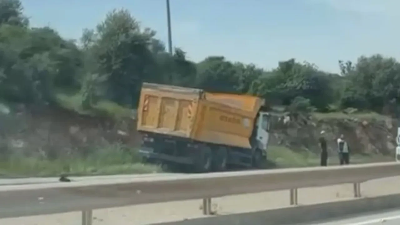 Kontrolden çıkan kamyon bariyerleri aşıp karşı yöne daldı