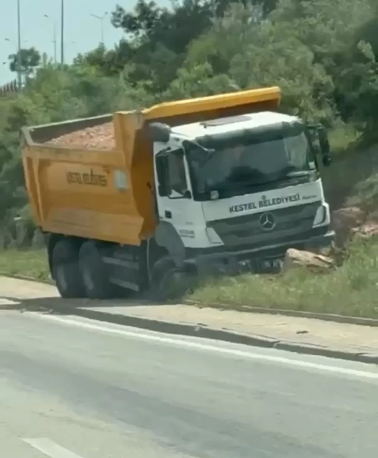 Kontrolden çıkan kamyon bariyerleri aşıp karşı yöne daldı