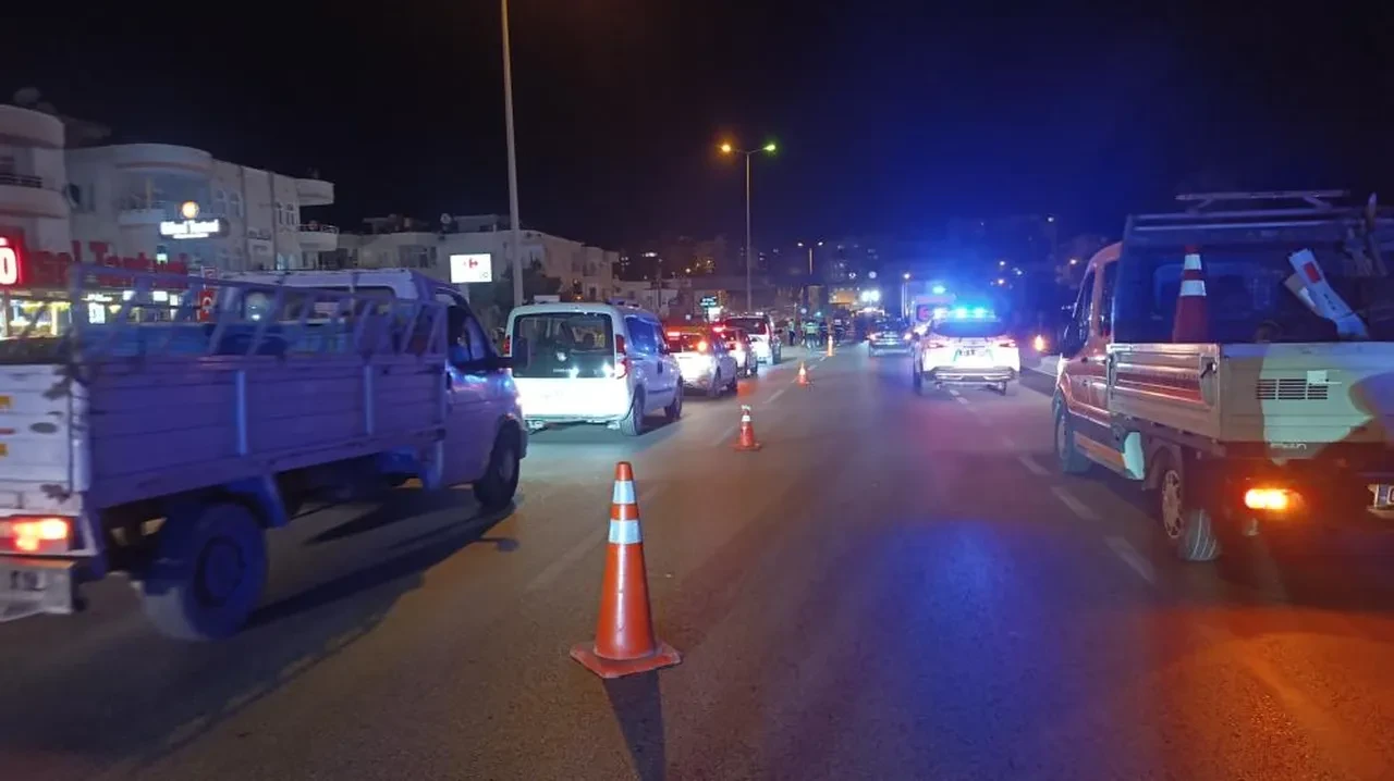 Mersin'de feci kaza: Park halindeki tırın altına girdi: Ölüler var!