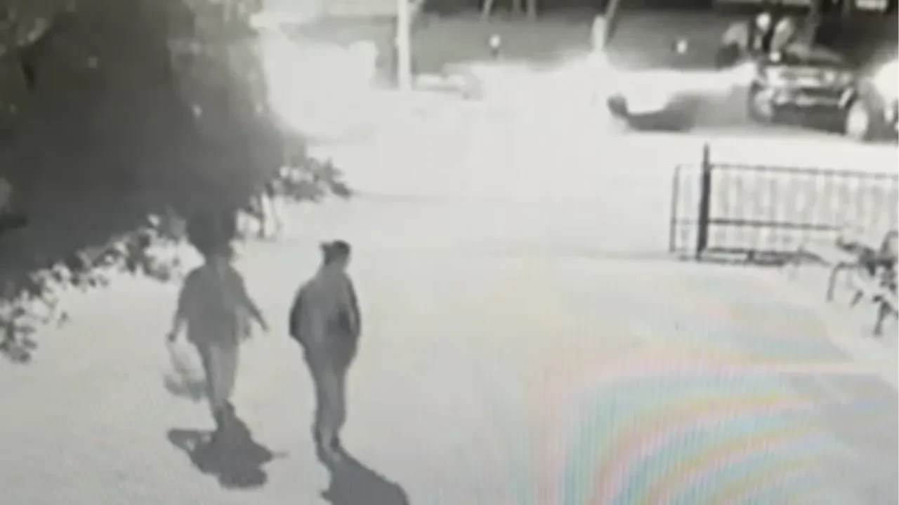 Ölümle burun buruna! Motosikletli gençler kıl payı kurtuldu