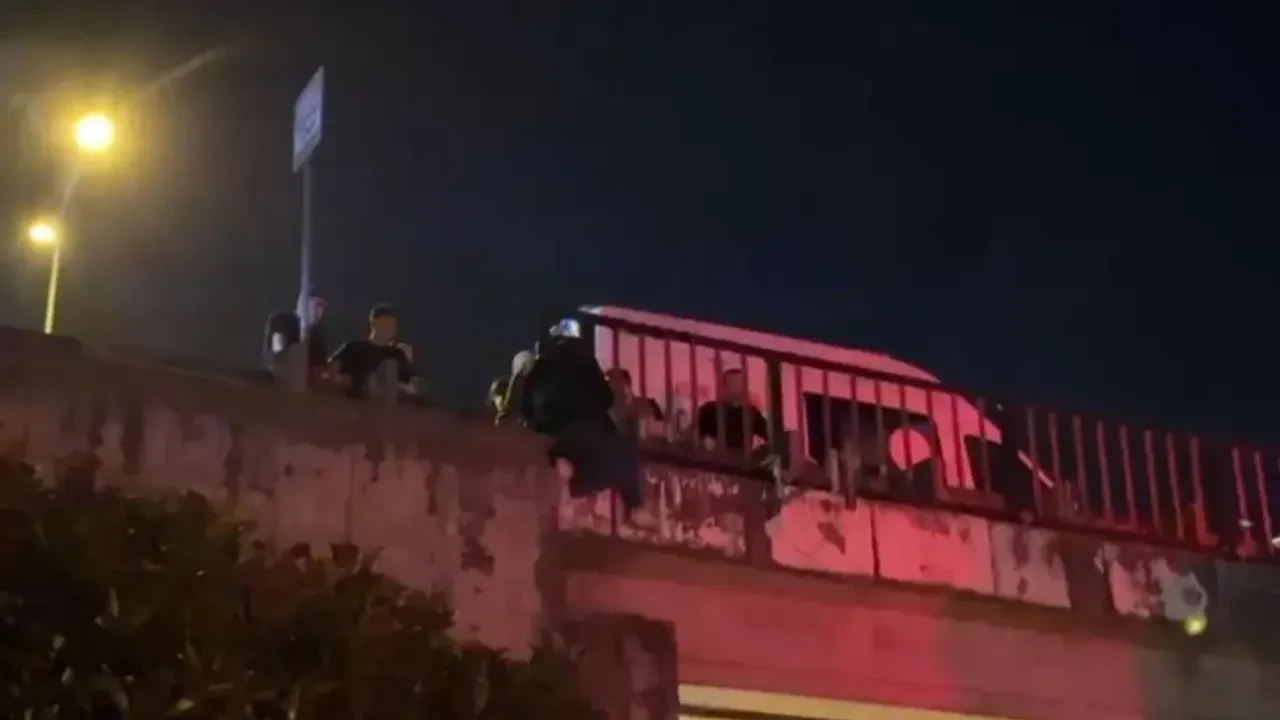 Sevgilisiyle tartıştı köprüye çıktı