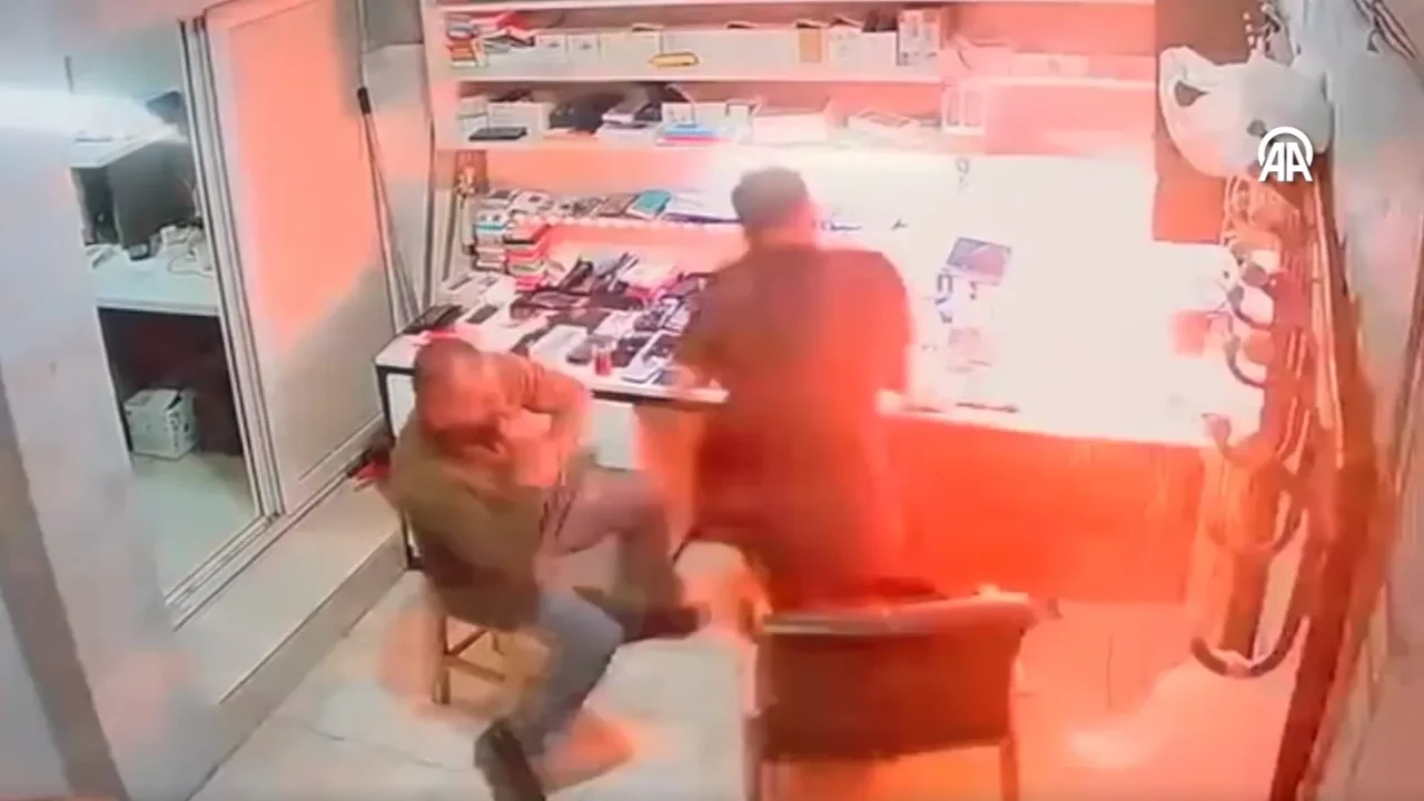 Telefon bataryası bomba gibi patladı! Neye uğradıklarını şaşırdılar 