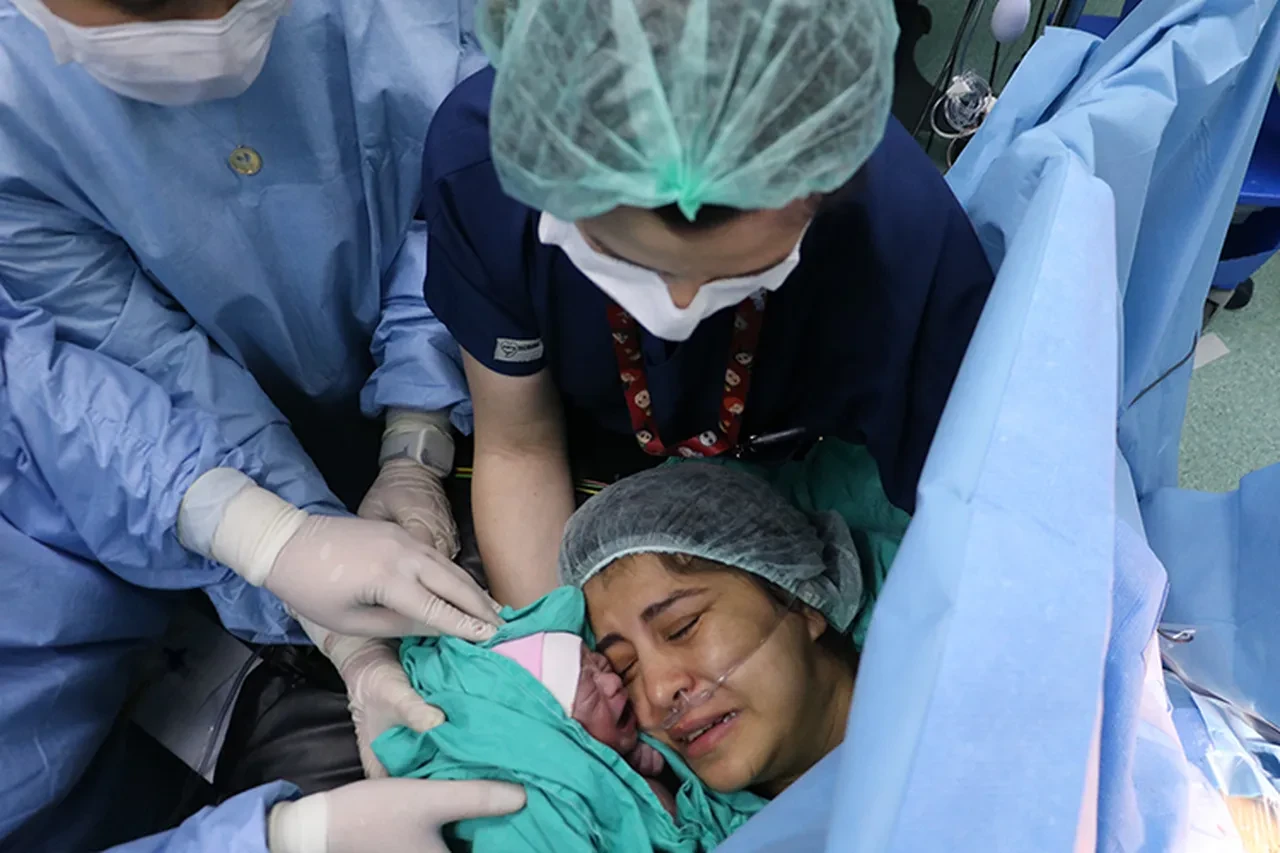 Türkiye'de bir ilk! Akciğer nakilli hasta anne oldu