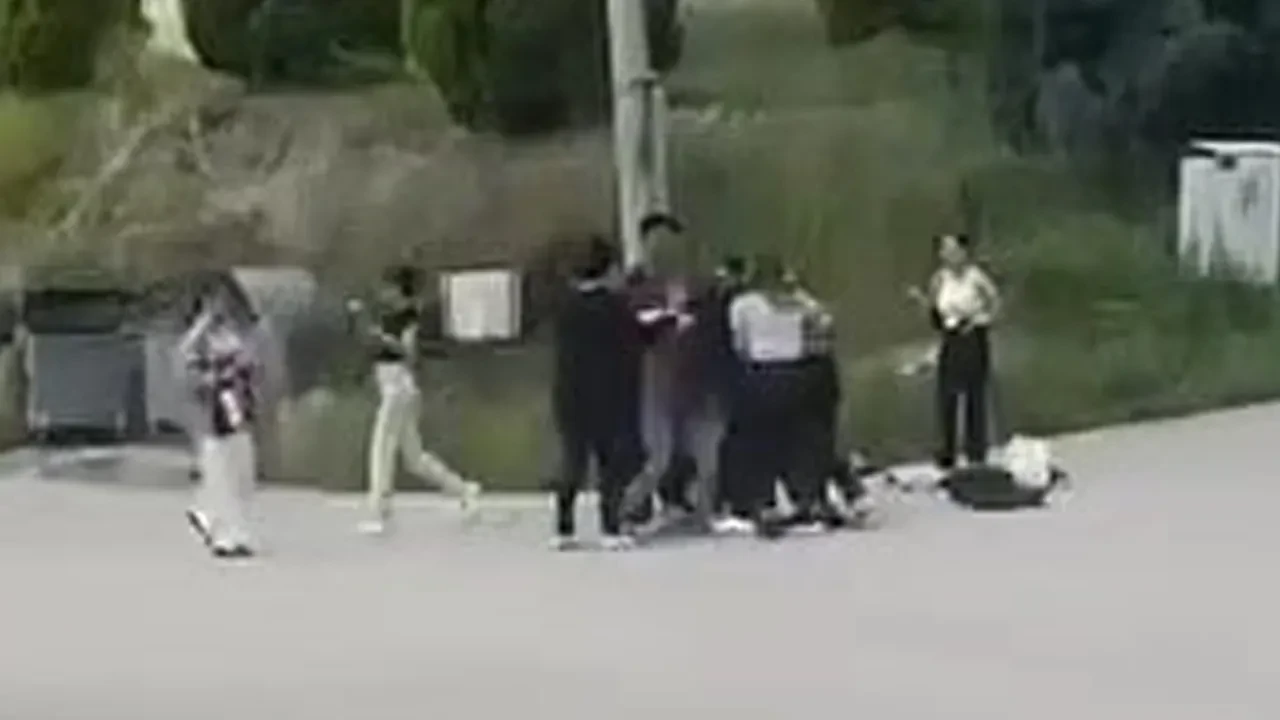 Üniversiteli kızların 'sevgilime yan baktın' kavgası! Sokak ortasında birbirlerine girdiler