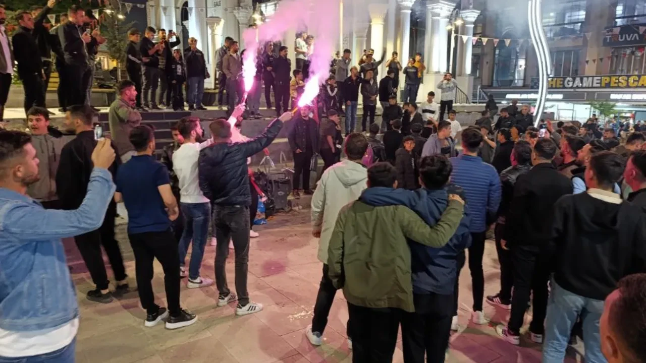 Van’da bayram havası: Taraftar Menemen galibiyetini coşkuyla kutladı!