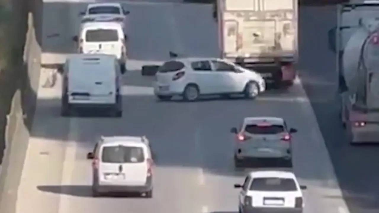Yoldaki lastik parçası kazaya neden oldu! O anlar kamerada 