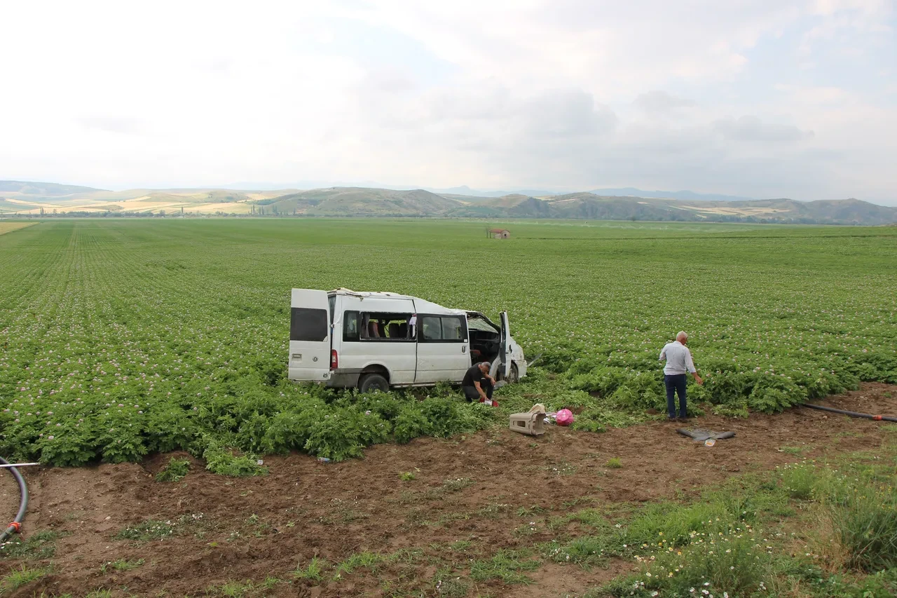 Amasya’da feci kaza! Minibüs tarlaya uçtu: 1 ölü, 4 yaralı