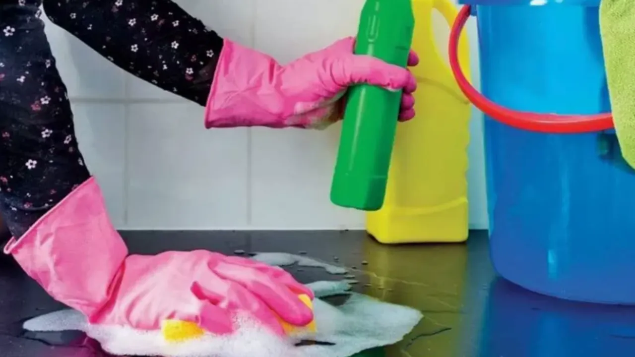 Banyo temizlenirken yapılan büyük hata! Zehirlenmeye neden oluyor, akciğerlerde hasar bırakıyor