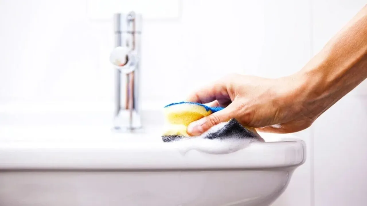 Banyo temizlenirken yapılan büyük hata! Zehirlenmeye neden oluyor, akciğerlerde hasar bırakıyor