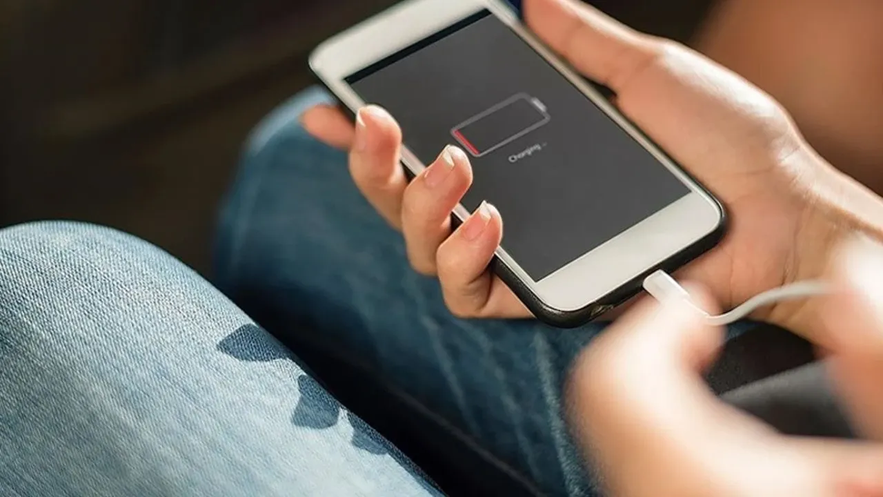 Bu hatalar telefonunuzun bataryasını sessizce öldürüyor! Pil ömrünü uzatmak için yöntemler