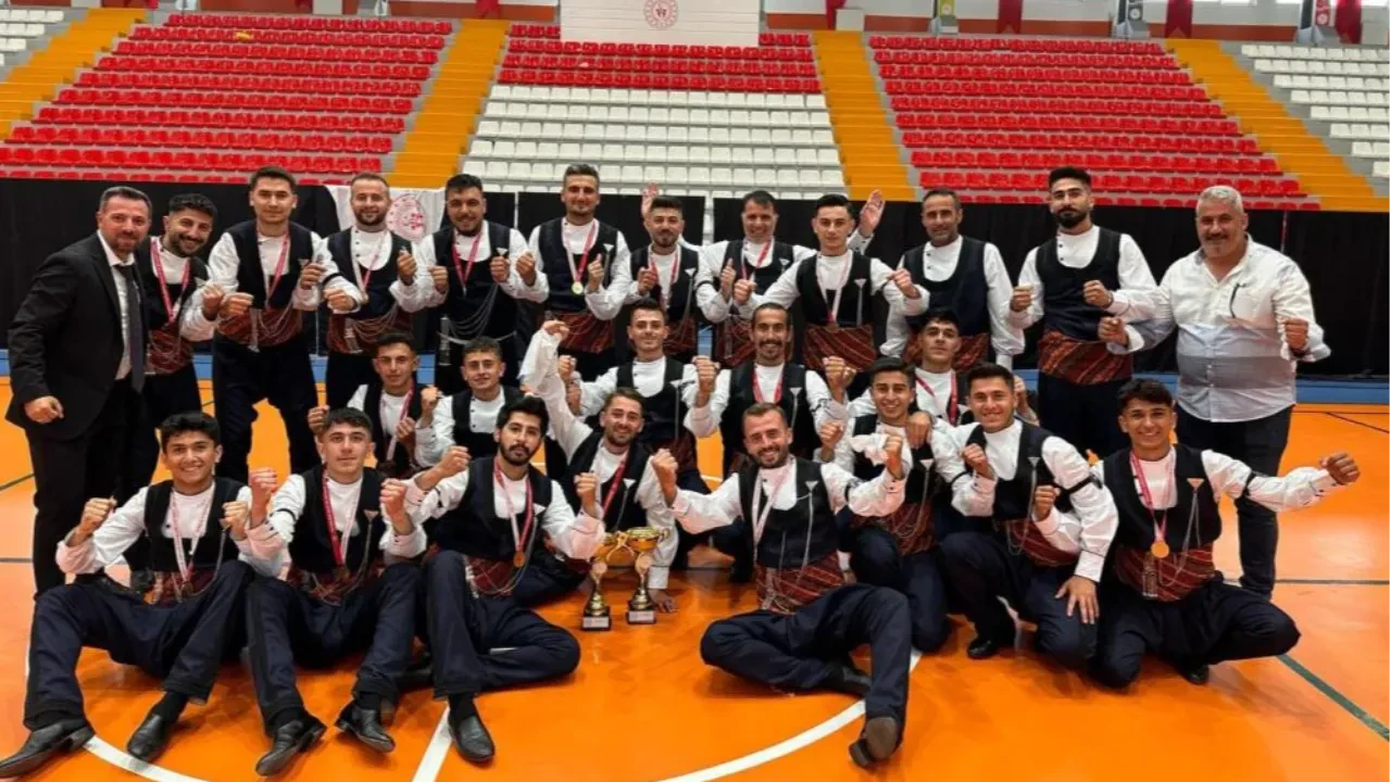 Erzincangücü halk oyunları yarışmasında şampiyon oldu!