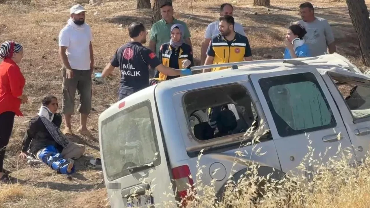 Halfeti gezisinde araç şarampole devrildi: 6 yaralı