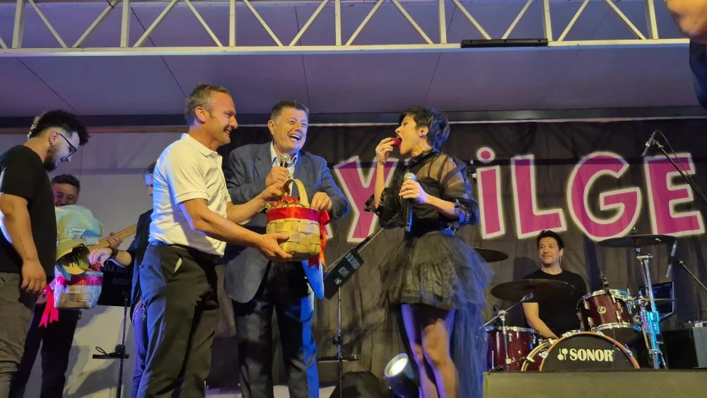 Bartın’da Çilek Festivali coşkusu Aydilge ile yeniden başladı