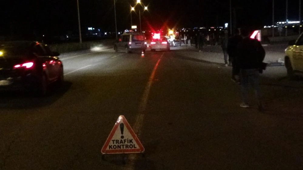 Kars’ta zincirleme kazada 4 araç çarpıştı, 4 kişi yaralandı!