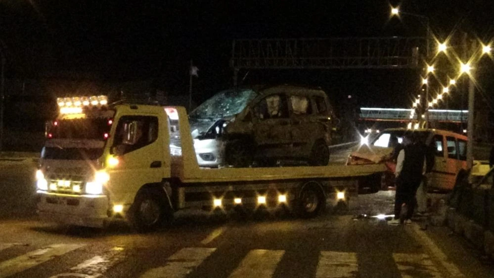 Kars’ta zincirleme kazada 4 araç çarpıştı, 4 kişi yaralandı!