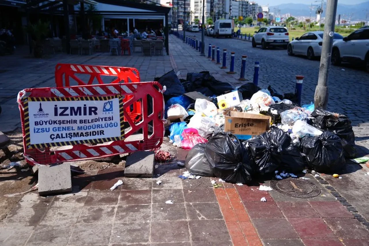 İzmir'de grevin 4'üncü günü! Kent adeta çöplüğe döndü