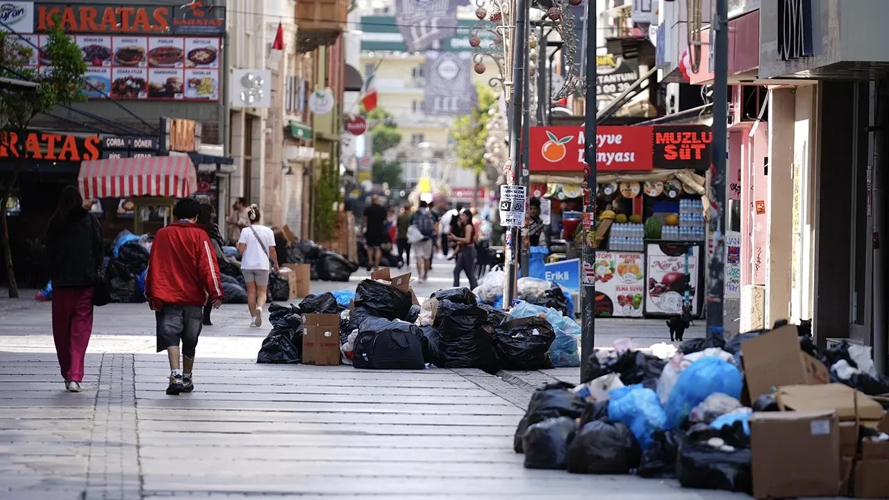 İzmir'de grevin 4'üncü günü! Kent adeta çöplüğe döndü