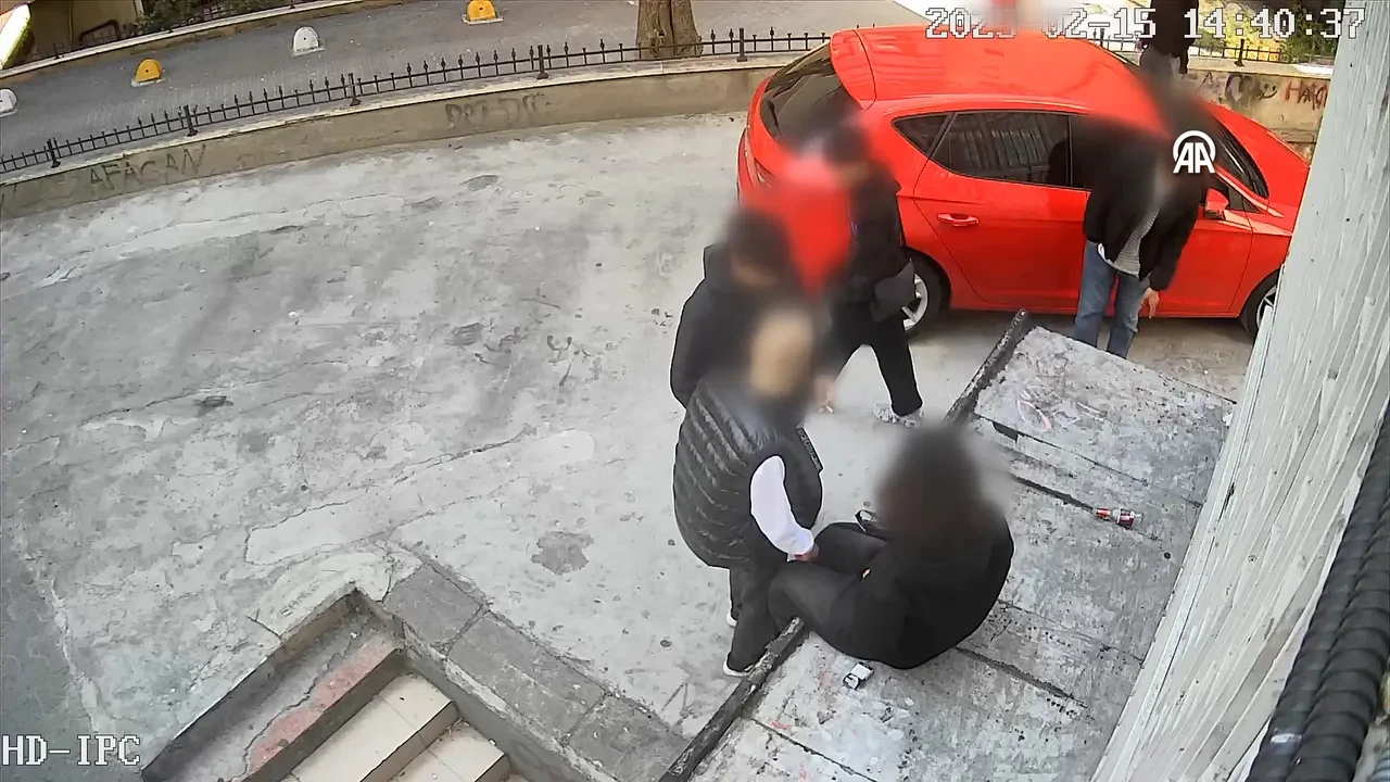 Kadıköy'de eli bıçaklı çocuk gaspçılar! Tehdit ettikleri gençleri böyle korkuttular 