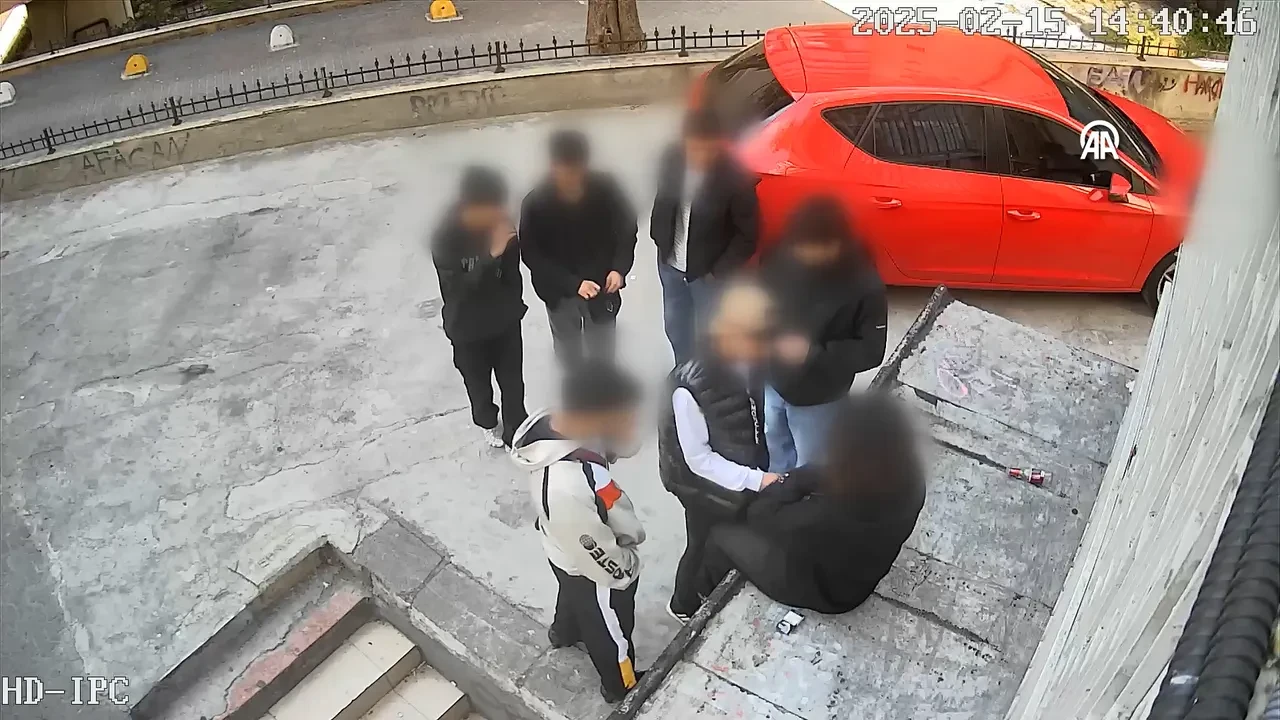 Kadıköy'de eli bıçaklı çocuk gaspçılar! Tehdit ettikleri gençleri böyle korkuttular 