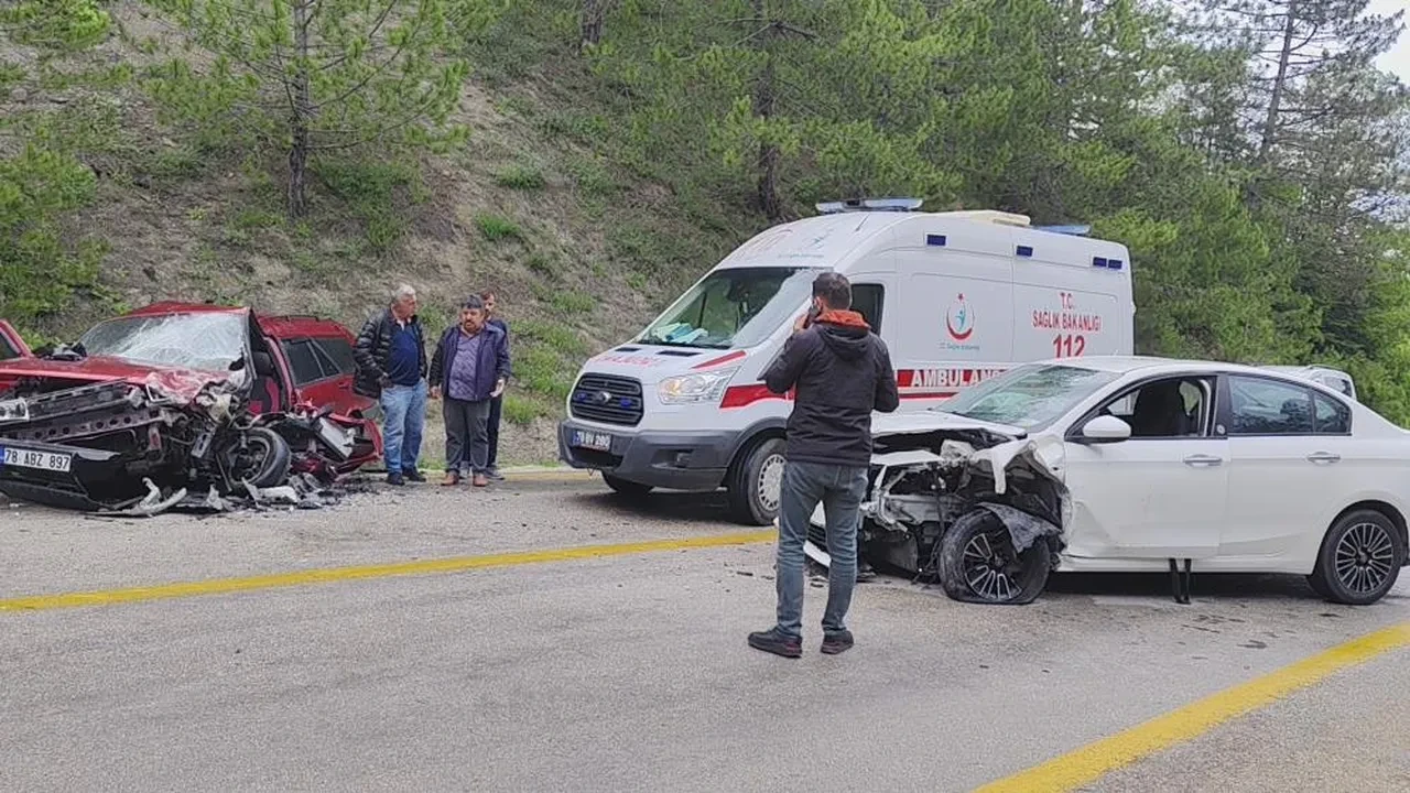Karabük’te 2 otomobil kafa kafaya çarpıştı: Çok sayıda yaralı var!