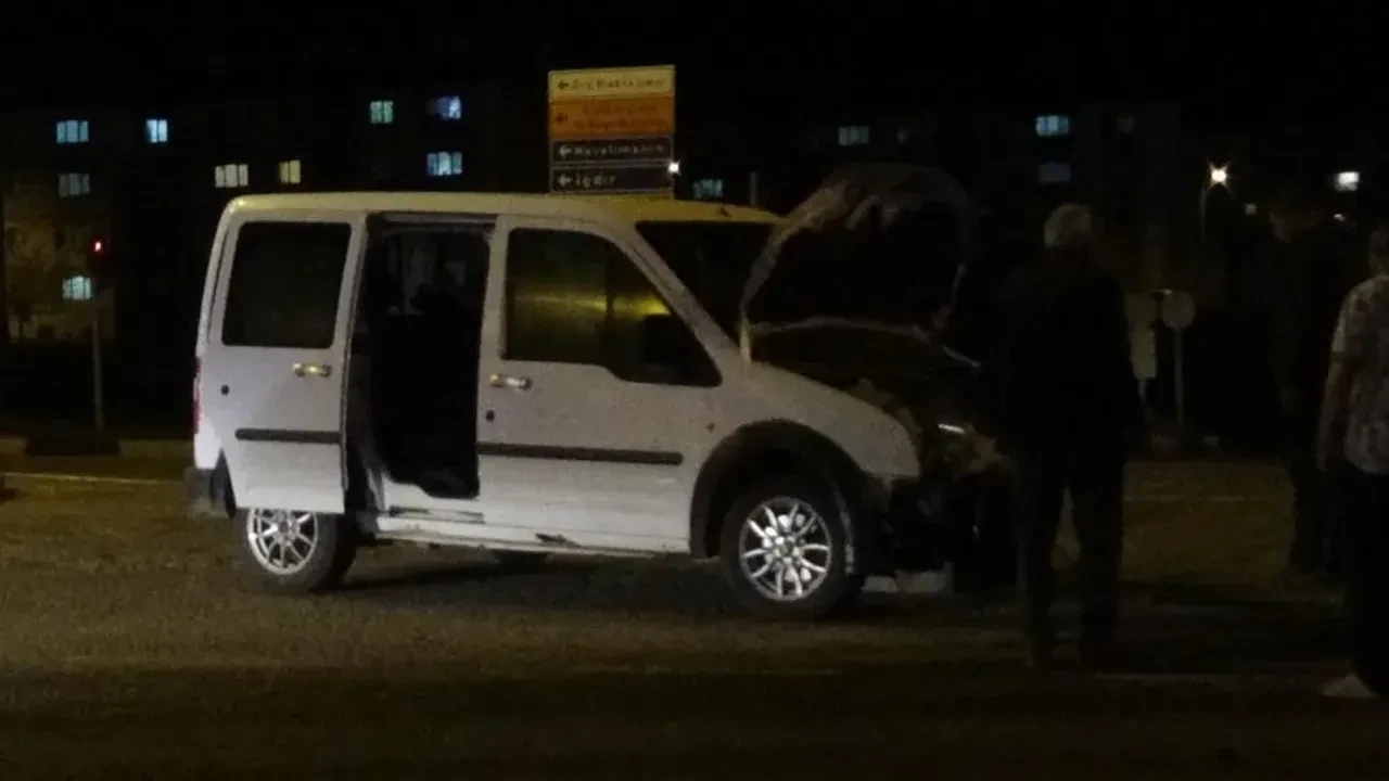Kars’ta zincirleme kazada 4 araç çarpıştı, 4 kişi yaralandı!