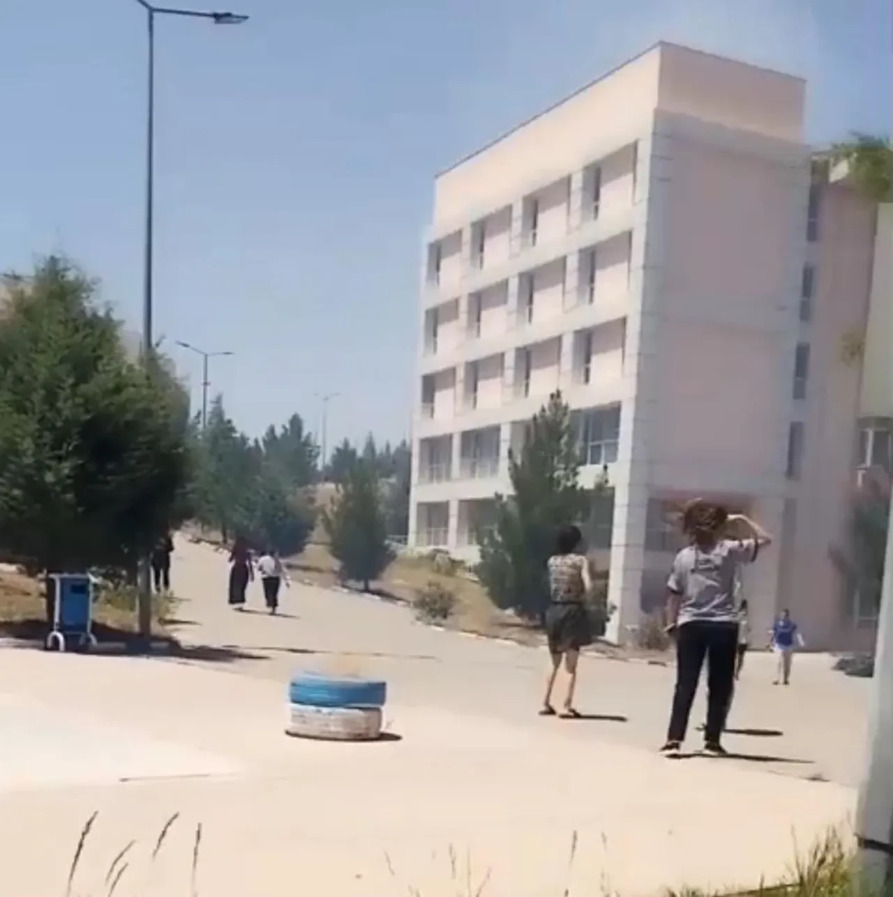 Kız yurdunda korkutan yangın! Panikle dışarı çıktılar