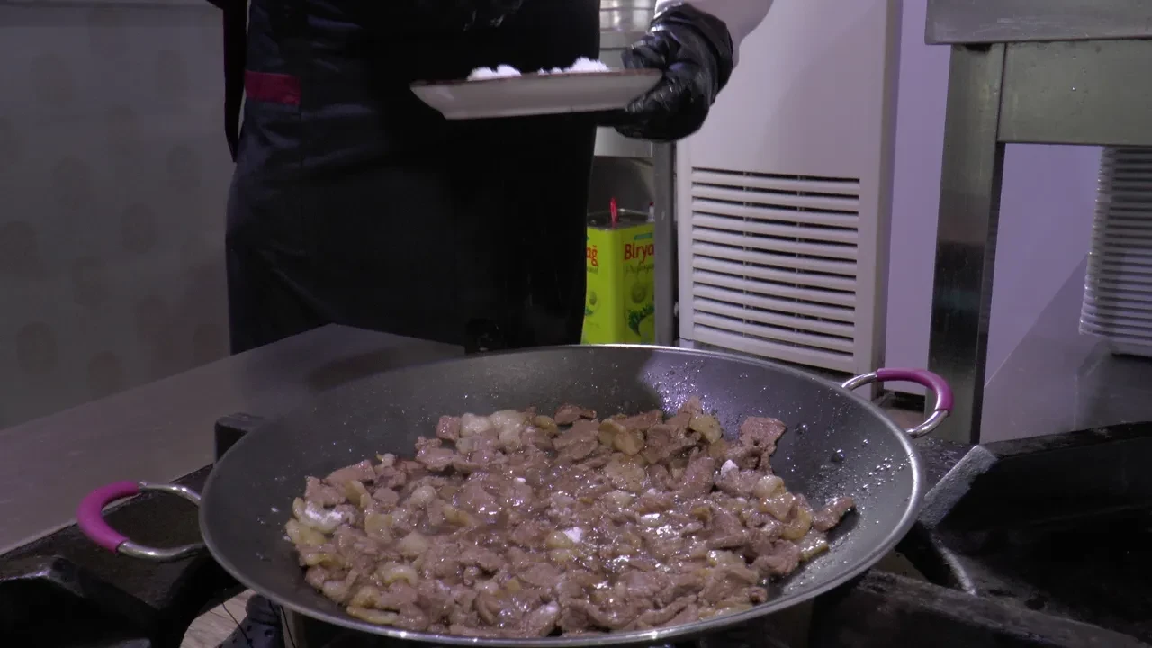 Kurban eti pişirirken bu hatayı yapmayın! Uzman hekim açıkladı: Kanserojen maddeye dönüşüyor