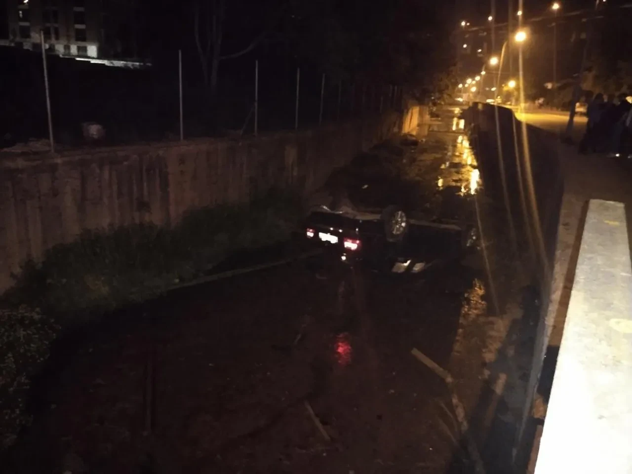 Otomobil dereye uçtu! Sürücü kaçtı, yolcu yaralı