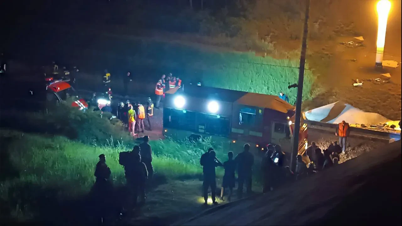 Rusya'da köprü trenin üstüne çöktü: Ölü ve yaralılar var! Faciada sabotaj iddiası...