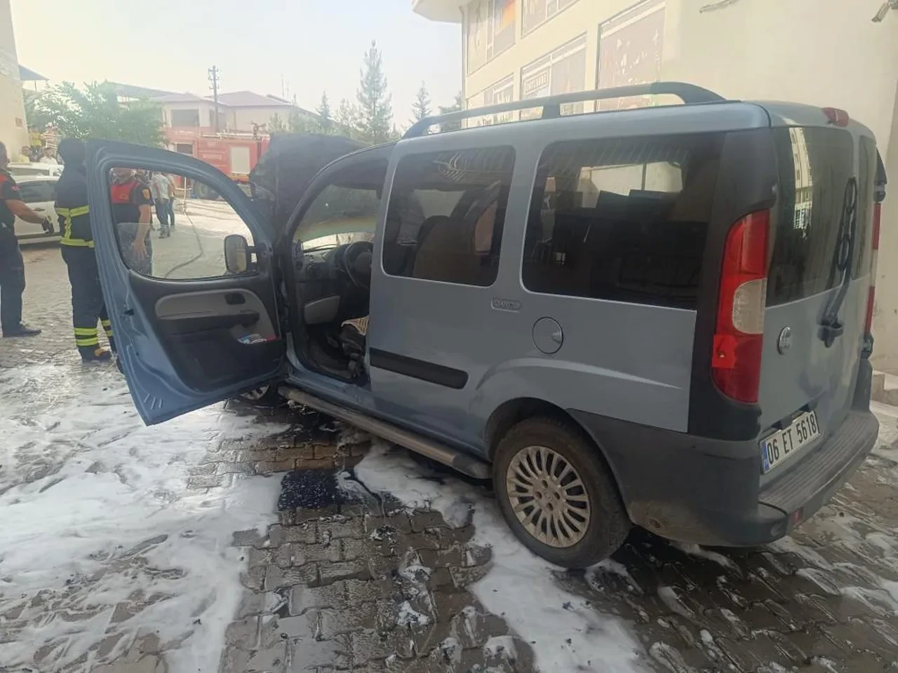 Siirt'te park halindeki hafif ticari araç yandı