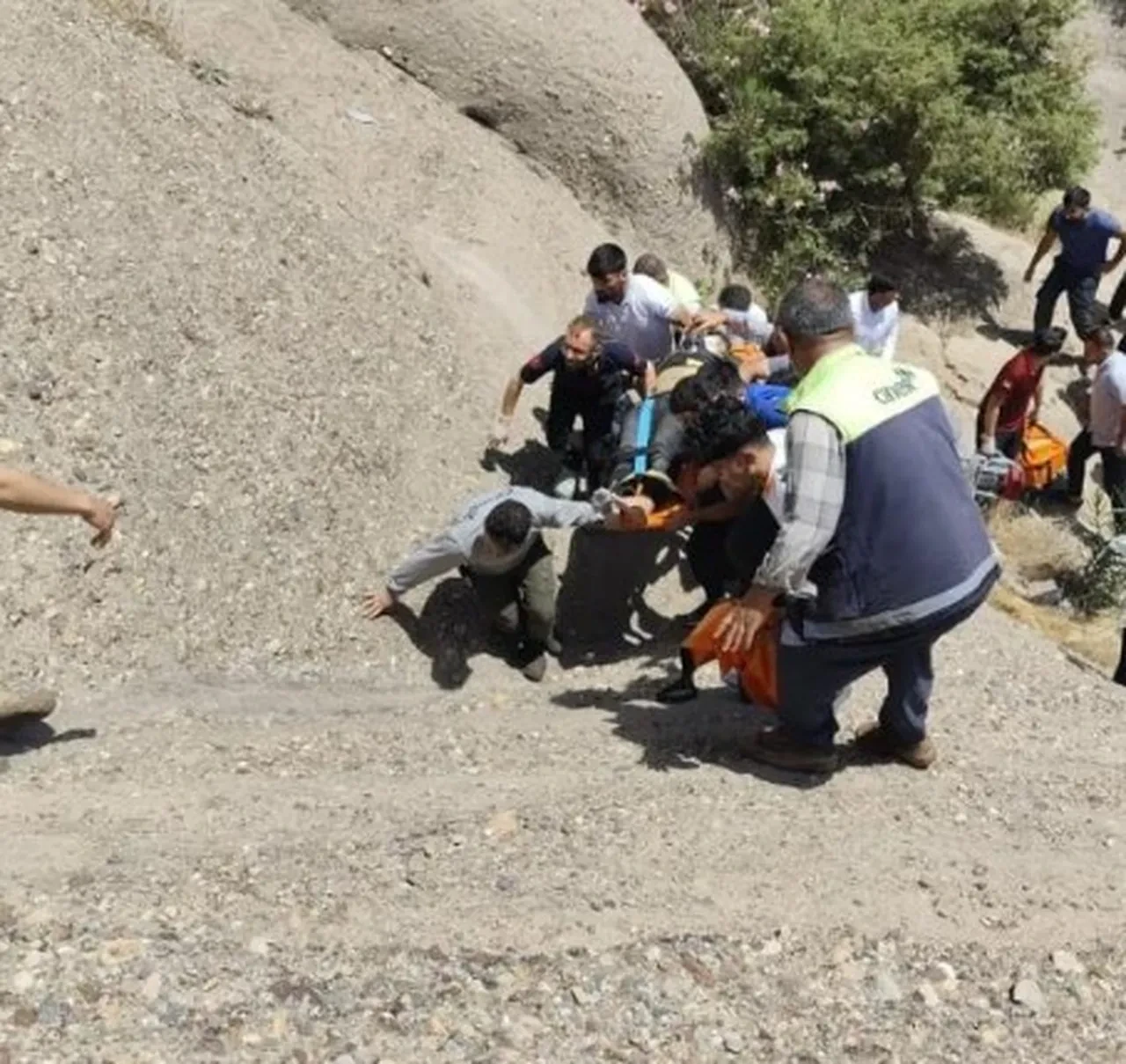 Şırnak'ta feci kaza! Otomobil şarampole uçtu: Ölü ve yaralılar var
