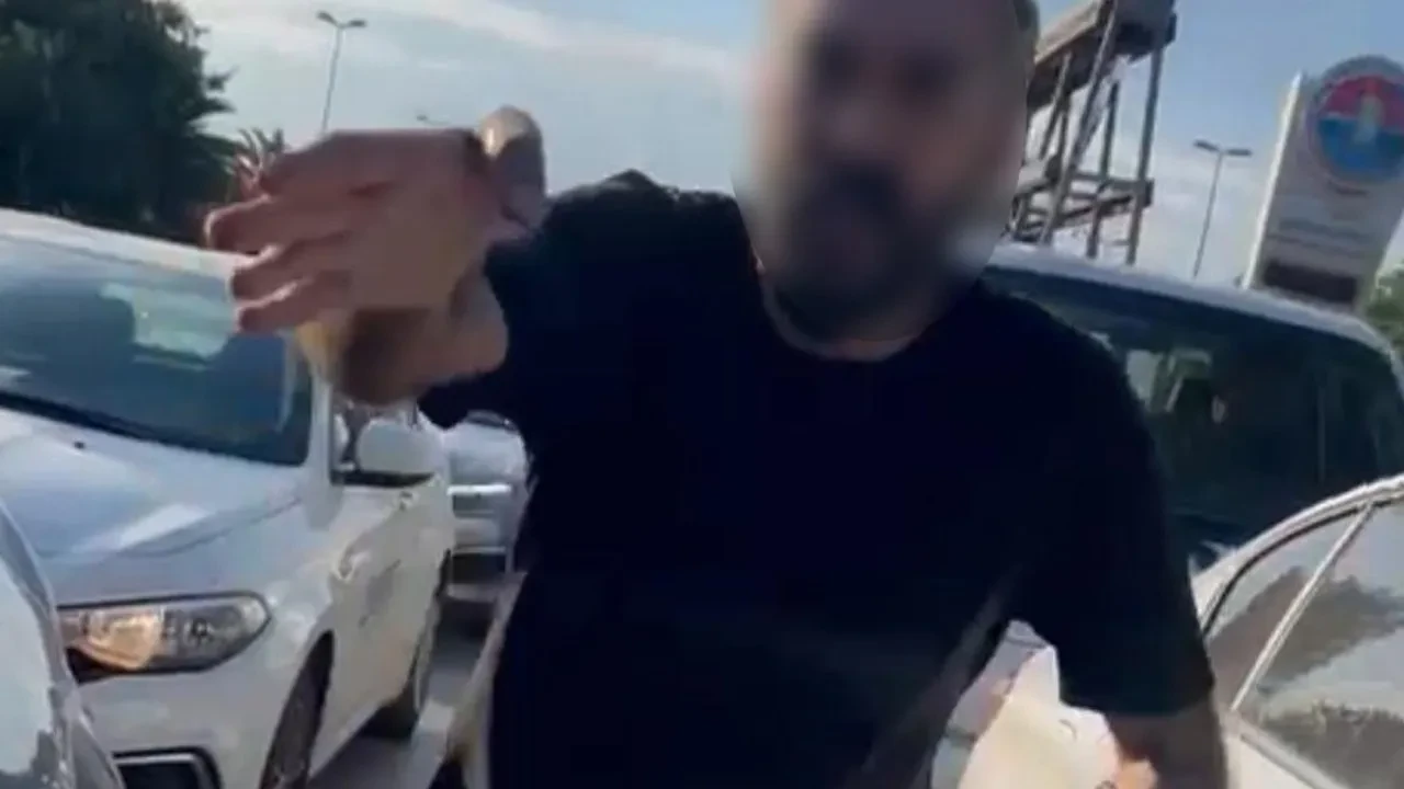 Trafik magandası! Kadın sürücüye 2 çocuğunun yanında saldırdı
