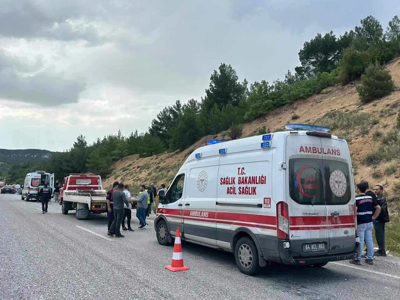 Uşak'ta 2 araç çarpıştı: Çok sayıda yaralı var!