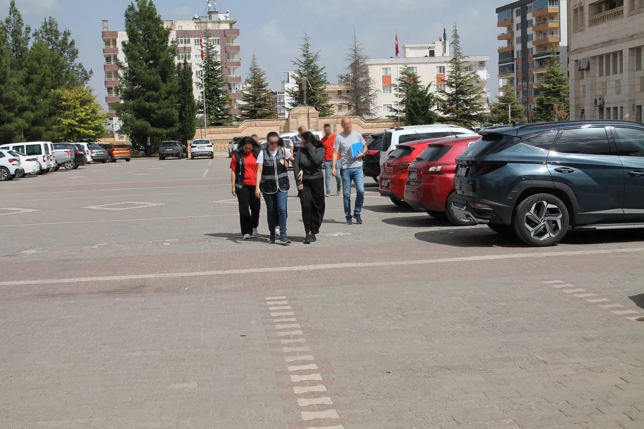 Üst aramasında şoke eden anlar! Servet değerindeki altınlarla yakalandılar