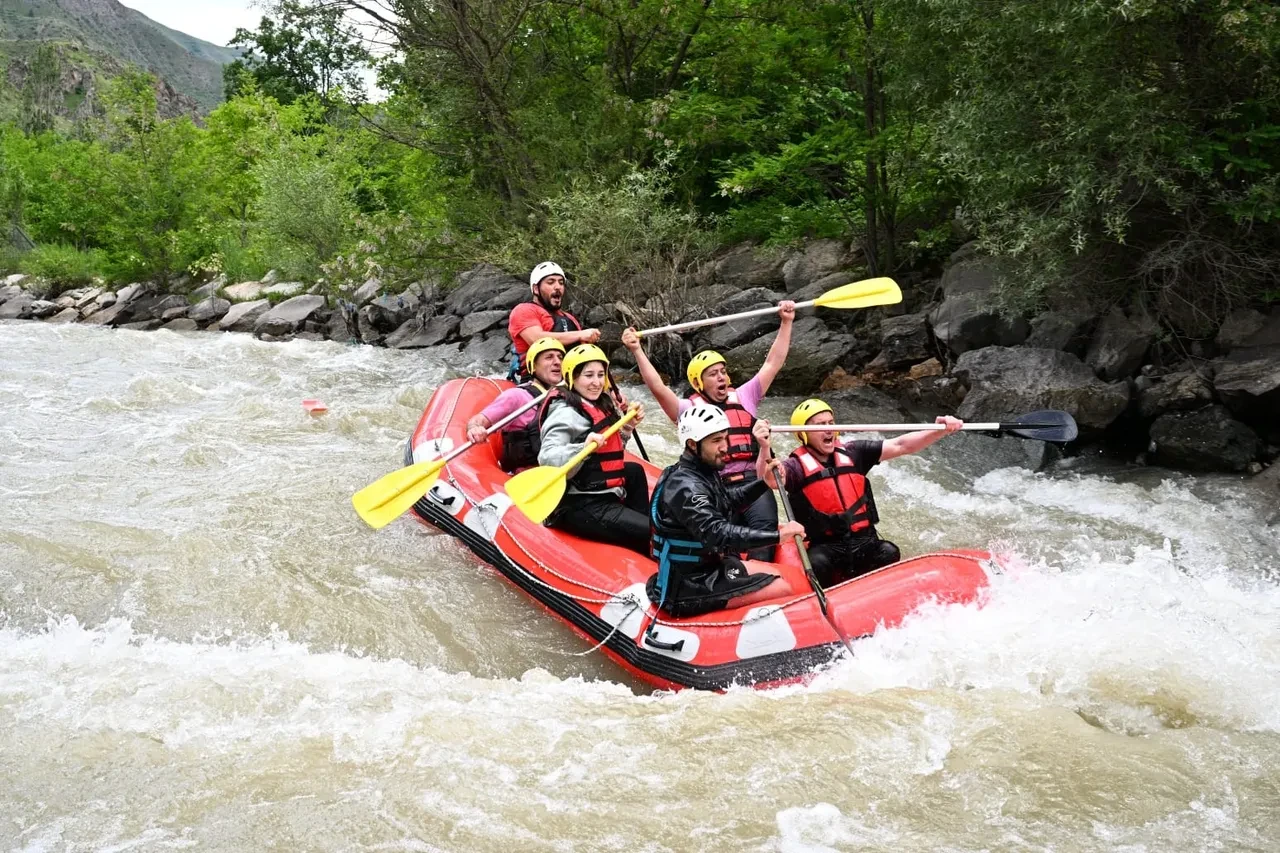 Vali Mustafa Çiftçi bu defa coşkun sularda rafting yaptı