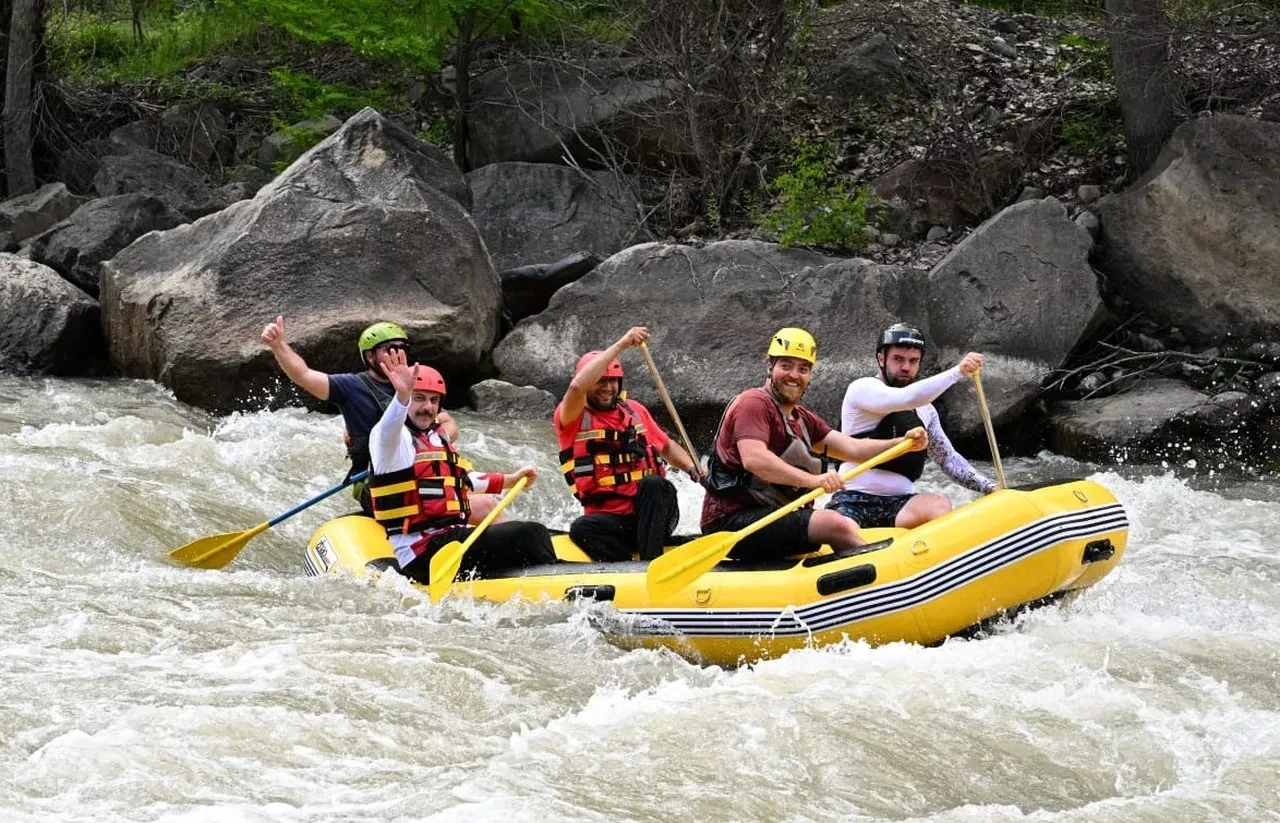 Vali Mustafa Çiftçi bu defa coşkun sularda rafting yaptı