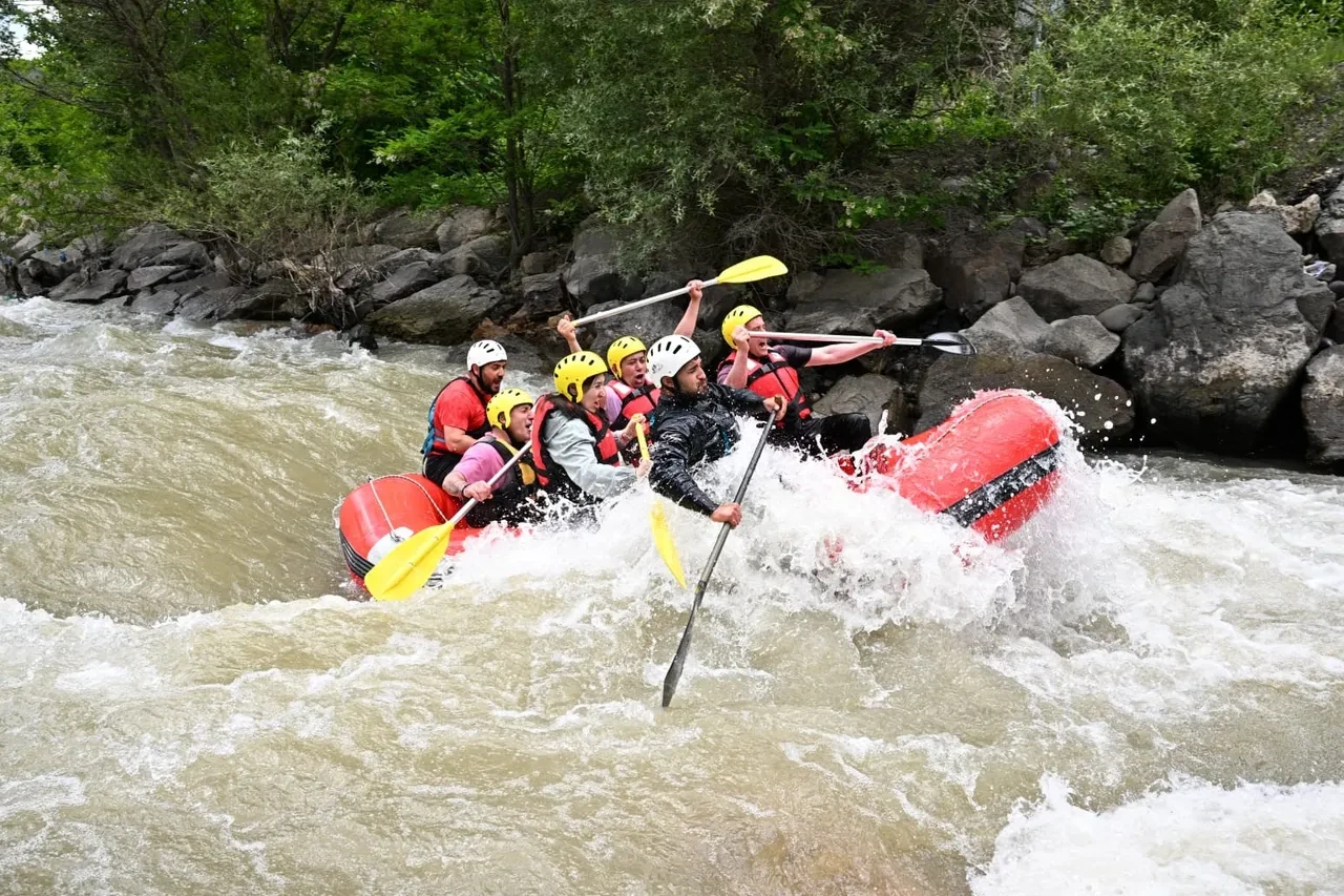 Vali Mustafa Çiftçi bu defa coşkun sularda rafting yaptı