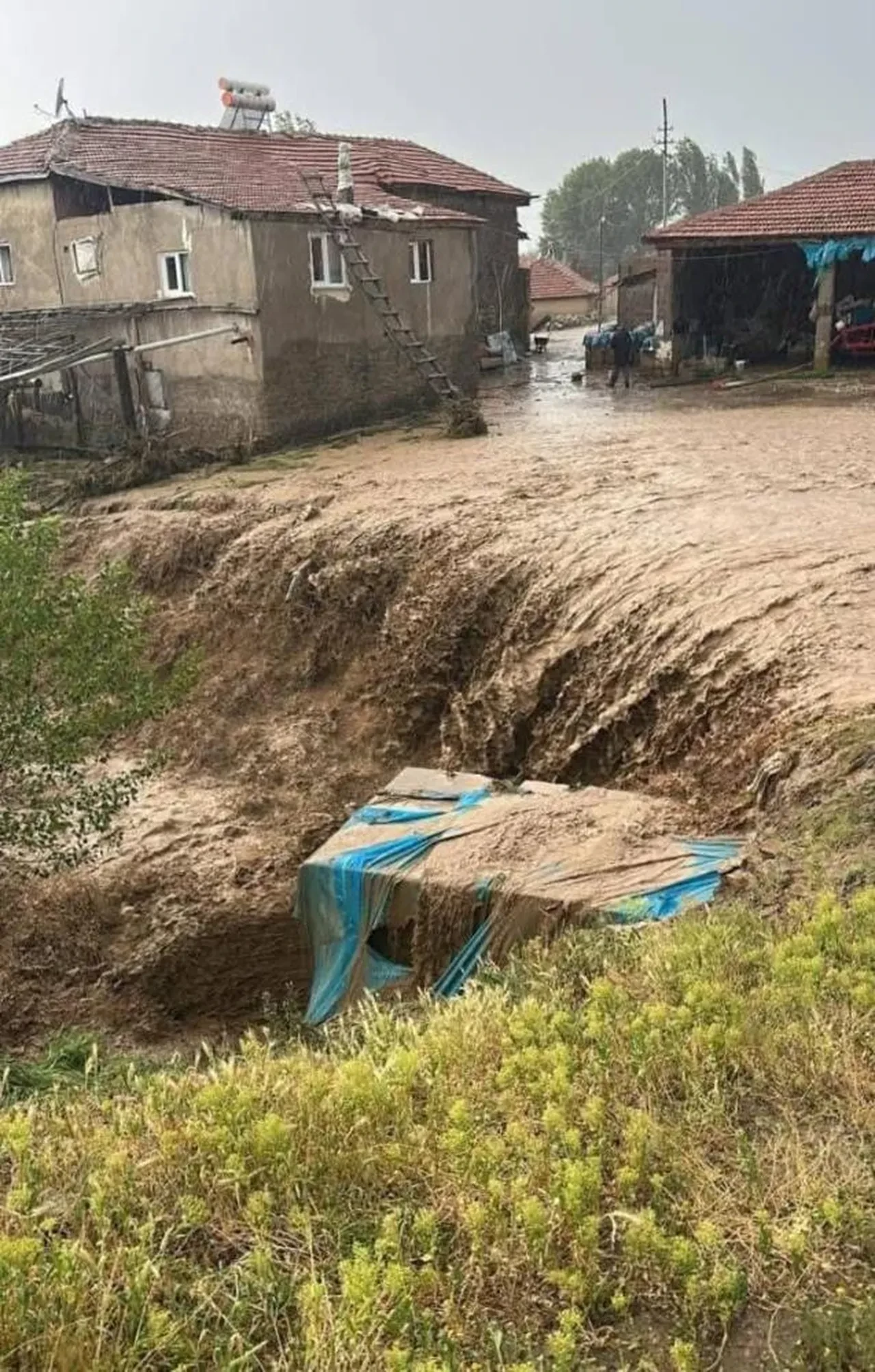 Yozgat'ta şiddetli yağış sel getirdi! Altyapılar çöktü