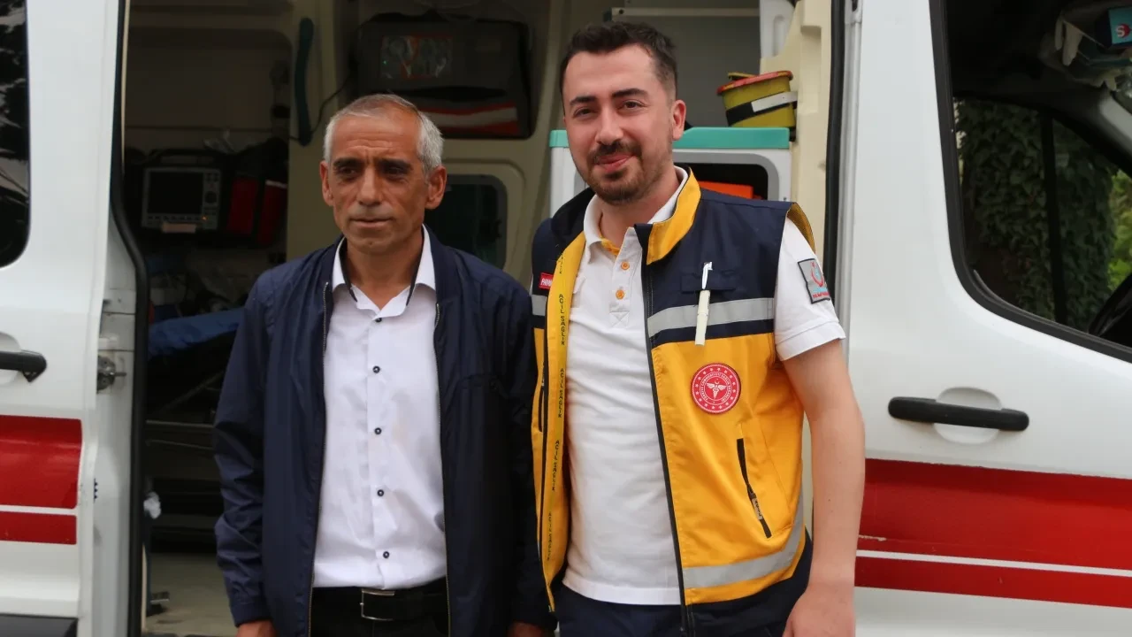 Bir kaşıktan sonra dayanamadı, ikincisini de yedi! Arıcı kabusu yaşadı