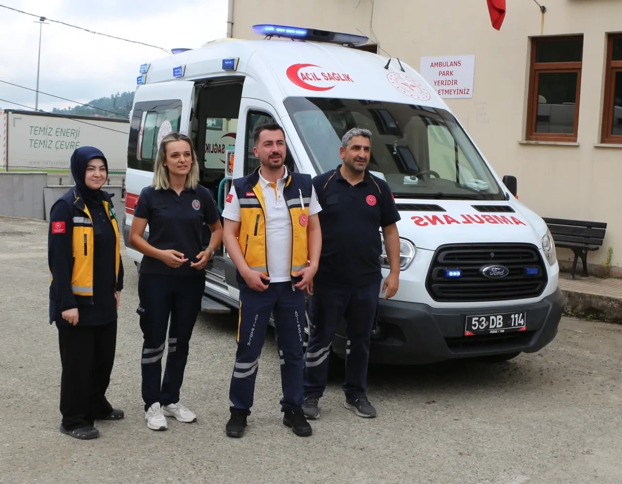 Bir kaşıktan sonra dayanamadı, ikincisini de yedi! Arıcı kabusu yaşadı