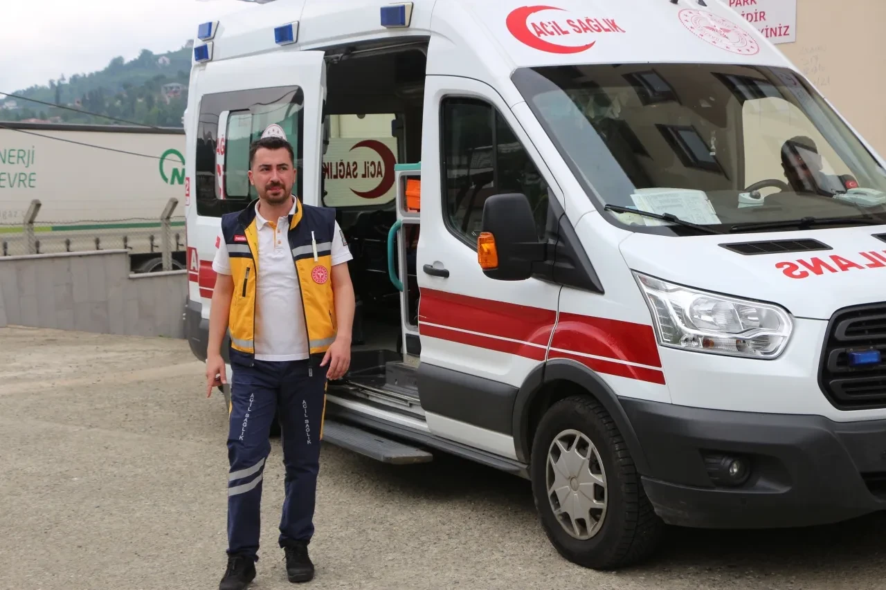 Bir kaşıktan sonra dayanamadı, ikincisini de yedi! Arıcı kabusu yaşadı